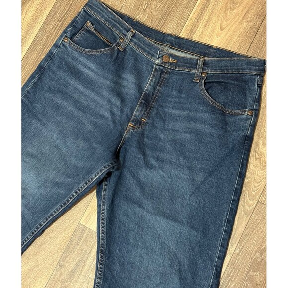 WRANGLER MENS DENIM BLUE JEANS SIZE 36X30 STRAIGHT LEG STRETCH 5 POCKETS WORK - Picture 2 of 8